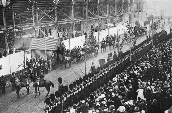 Vua Edward III có mặt tại SVĐ cho lễ khai mạc năm 1908.